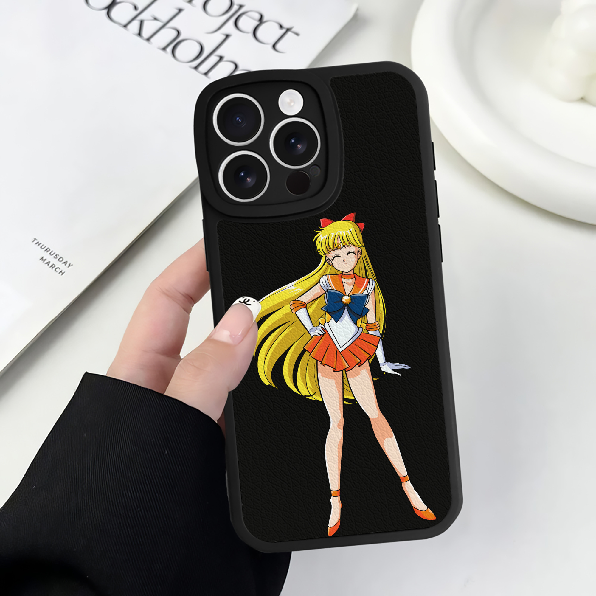 （画像用） 美少女戦士セーラームーン 愛野 美奈子 あいの みなこ Sailor Moon Aino Minako 【iPhone 16シリーズ対応】シリコンスマホケース（レザー調） 材質：シリコン